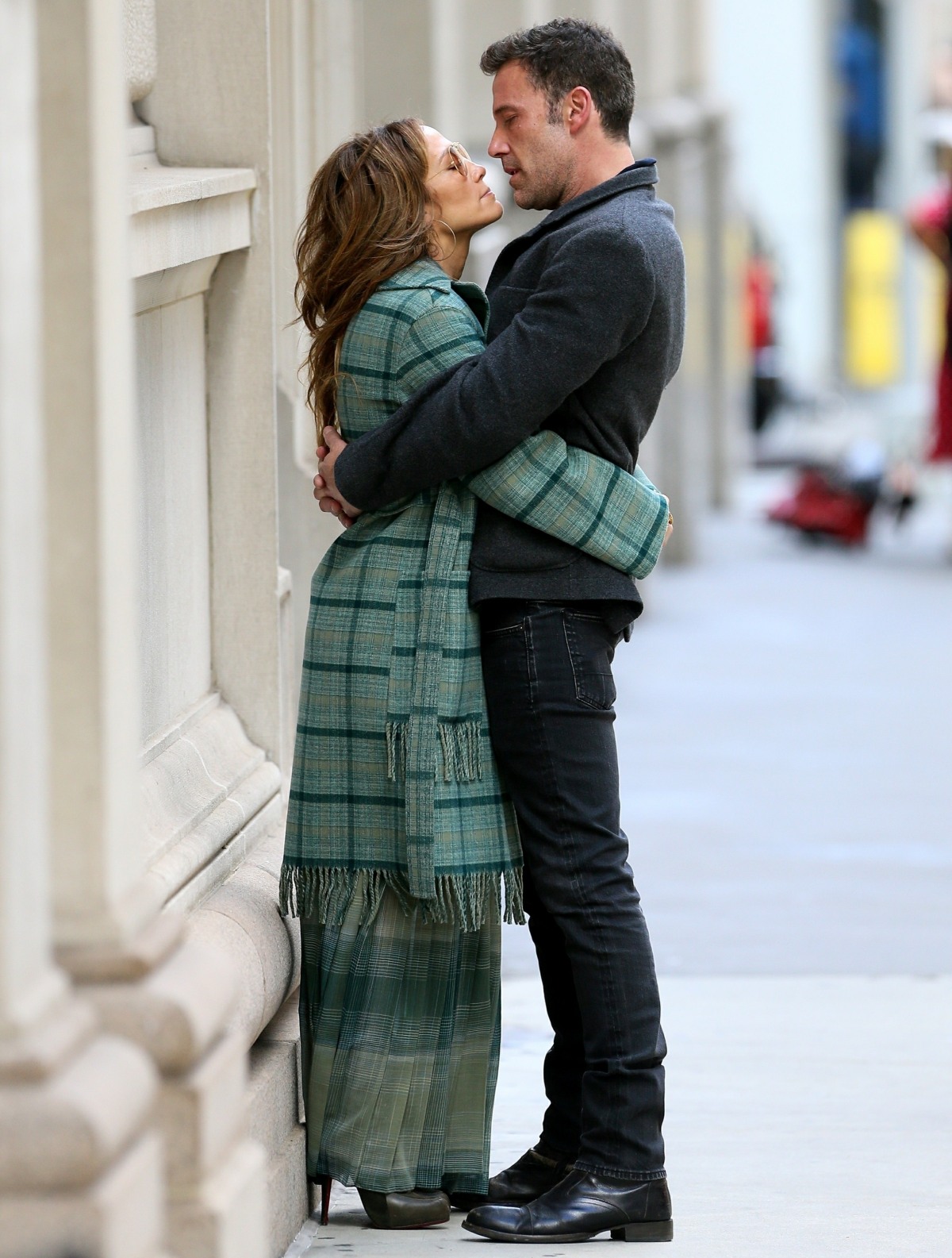 Jennifer Lopez and Ben Affleck kiss in New York City before flying out